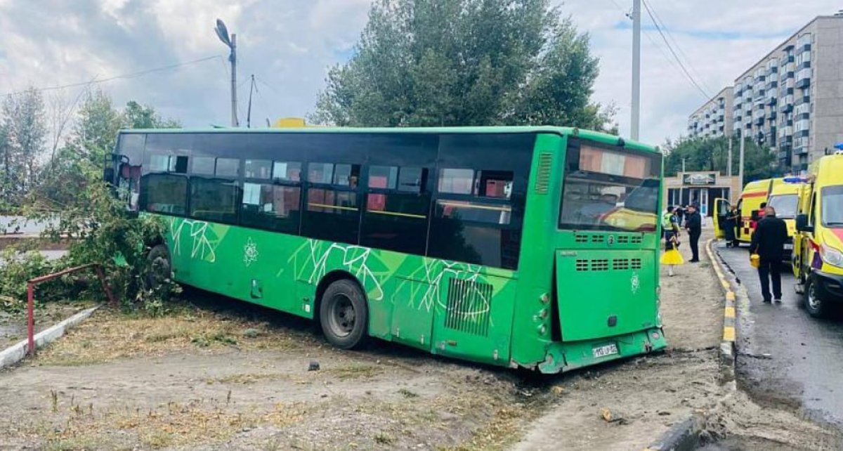Автобус протаранил легковушку в Семее, есть пострадавшие