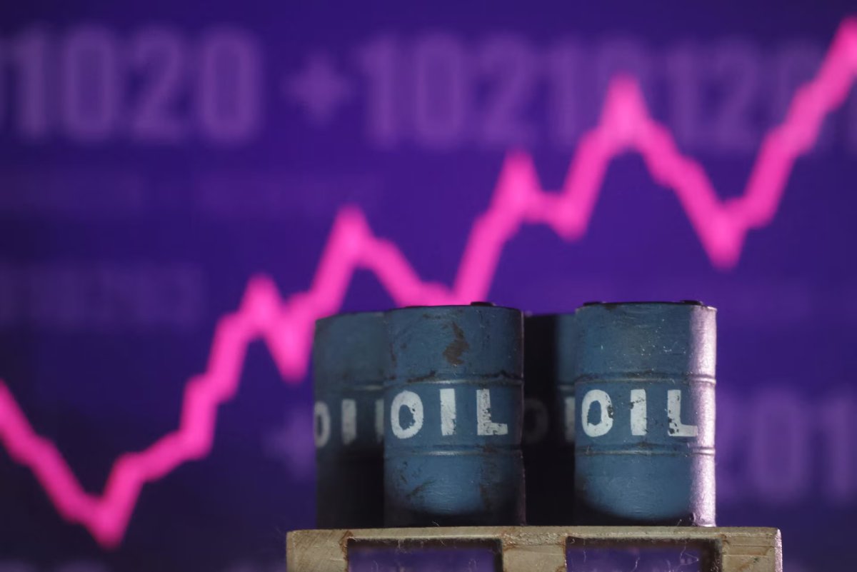 Нефть снова дешевеет: Brent опустилась ниже $105