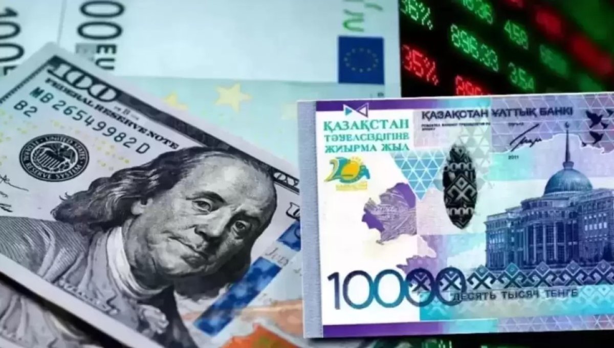 Доллар близок к 450 тенге: курс валют на 22 сентября