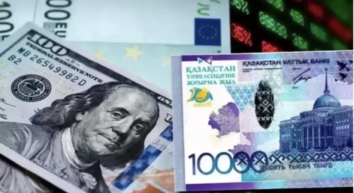 Доллар опустился до 442 тенге: что будет с курсом дальше