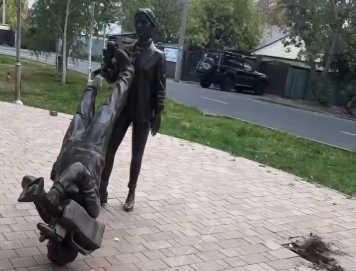 Вандалы разгромили Аллею журналистов в Астане