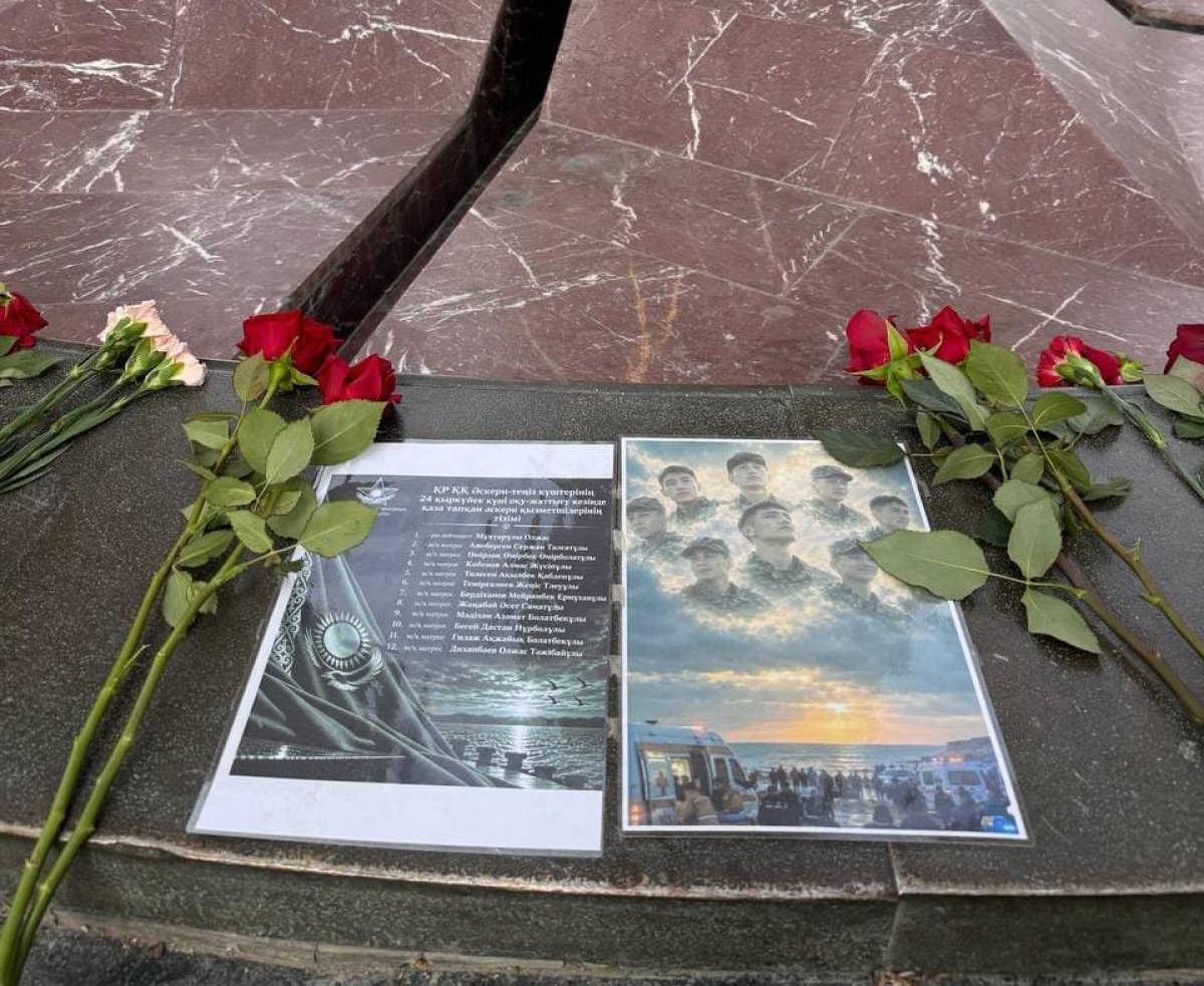 В Актау несут цветы в память о погибших военнослужащих