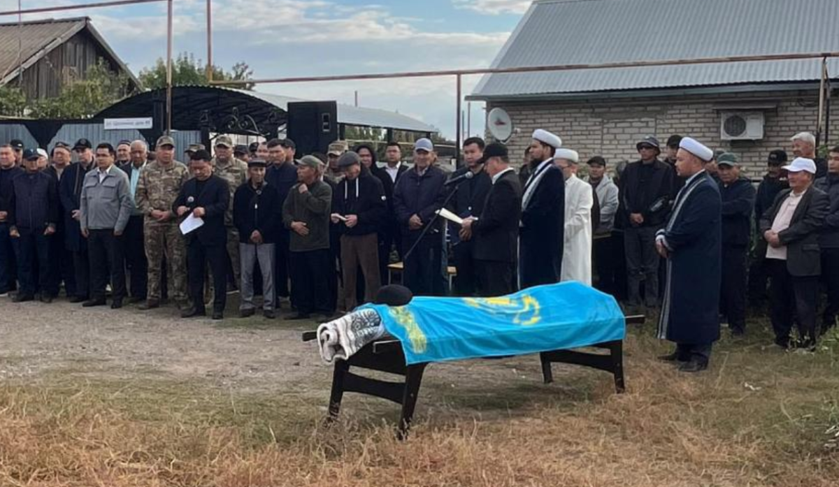 В ЗКО похоронили погибших во время учений на Каспии военнослужащих