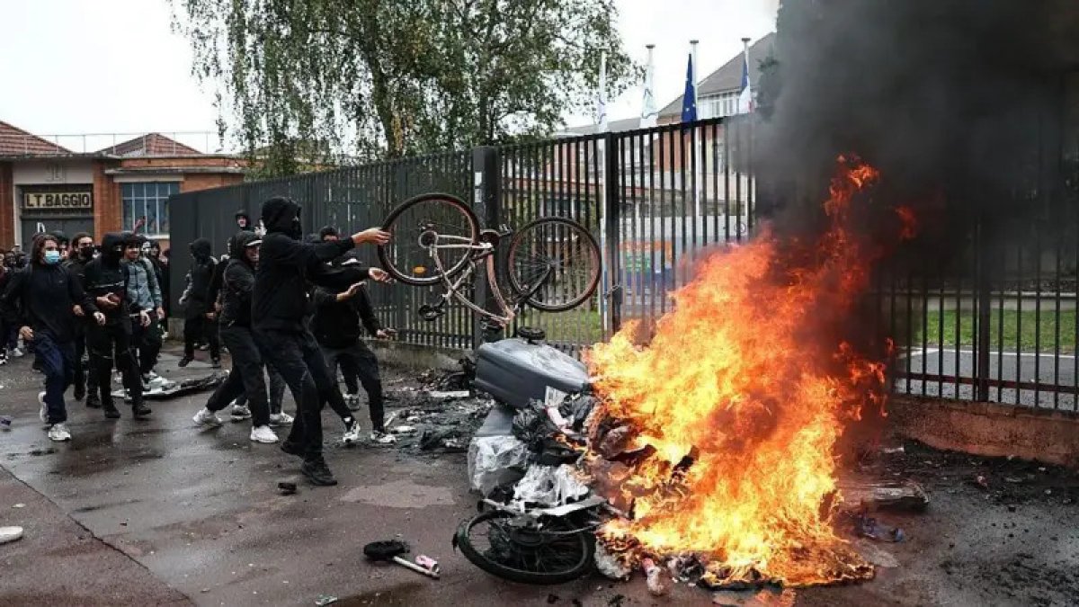 Массовые протесты школьников вспыхнули во Франции