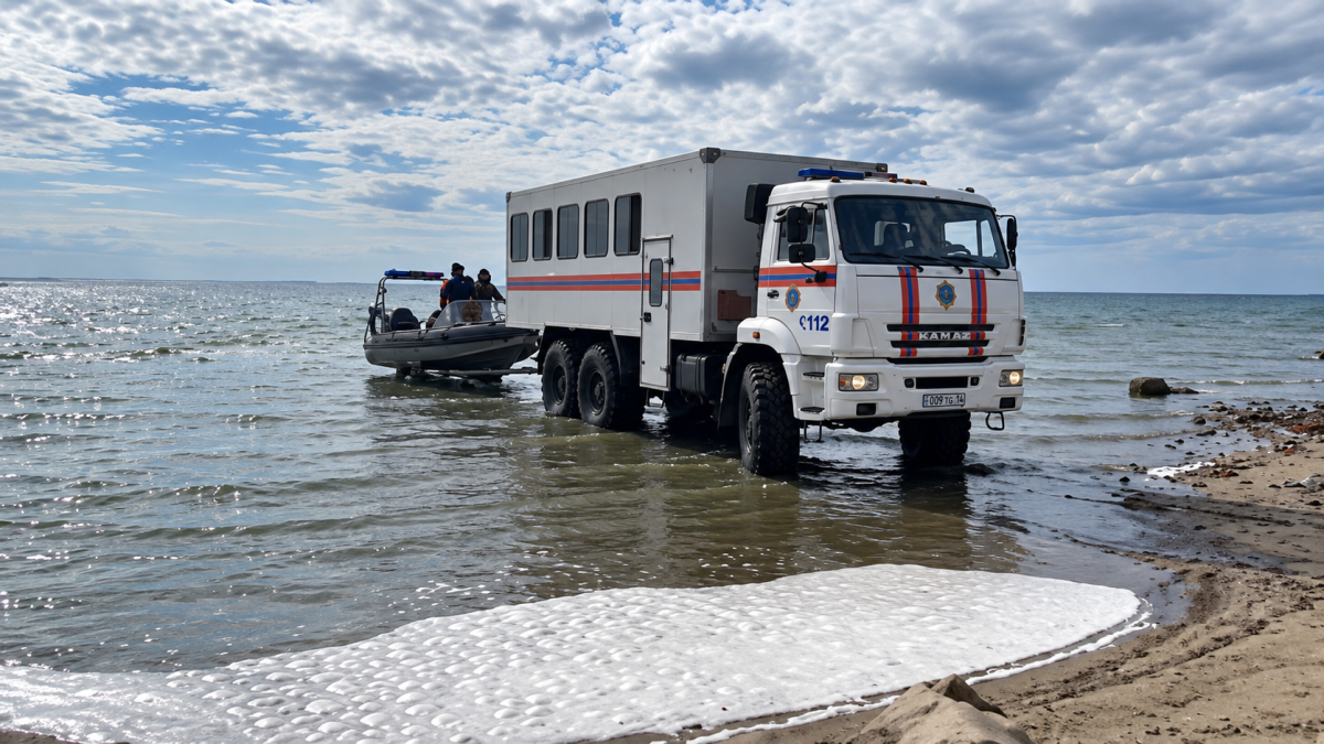 Двух рыбаков нашли погибшими на озере Зайсан