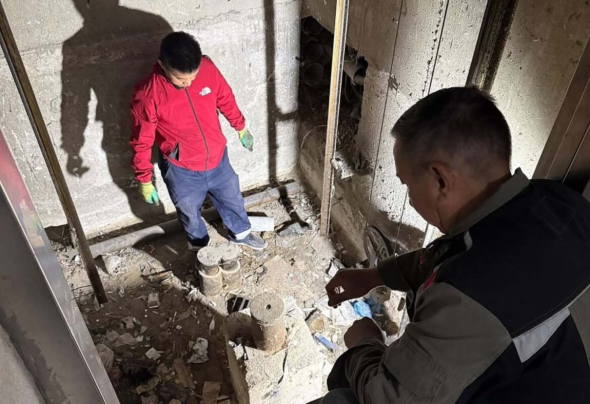Лифт сорвался с третьего этажа в Атырау, пострадали люди