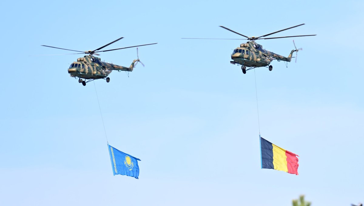 Короля Бельгии встретили в Акорде вертолётами с флагами двух стран