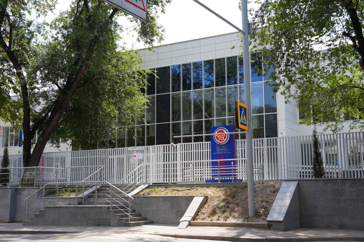 Десятки учеников престижной школы в Алматы оказались в инфекционке