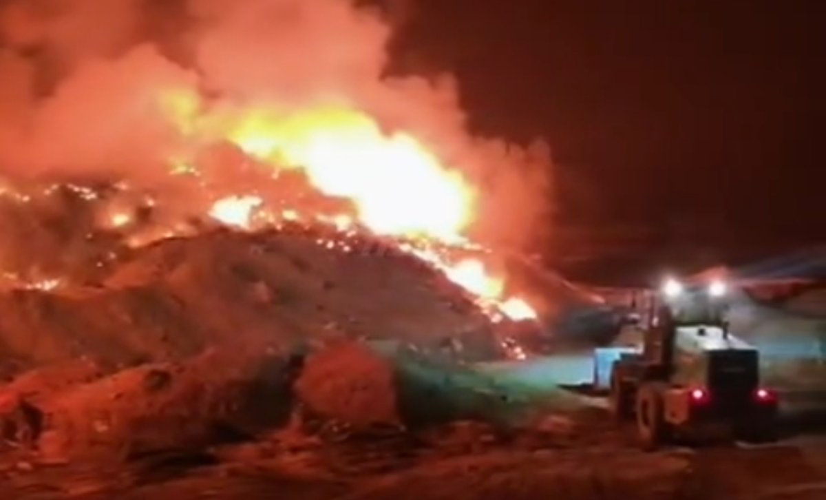 Близ Алматы тушат крупный пожар на незаконной свалке