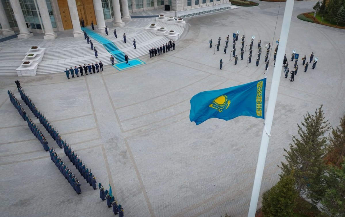 Под звуки гимна: в Астане торжественно подняли флаг Казахстана