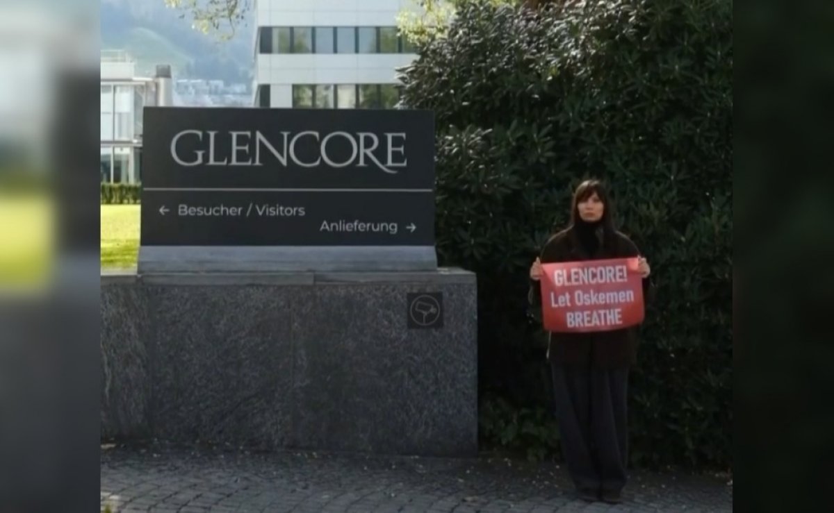 Пикет у офиса Glencore: казахстанка выступила против выбросов «Казцинка»