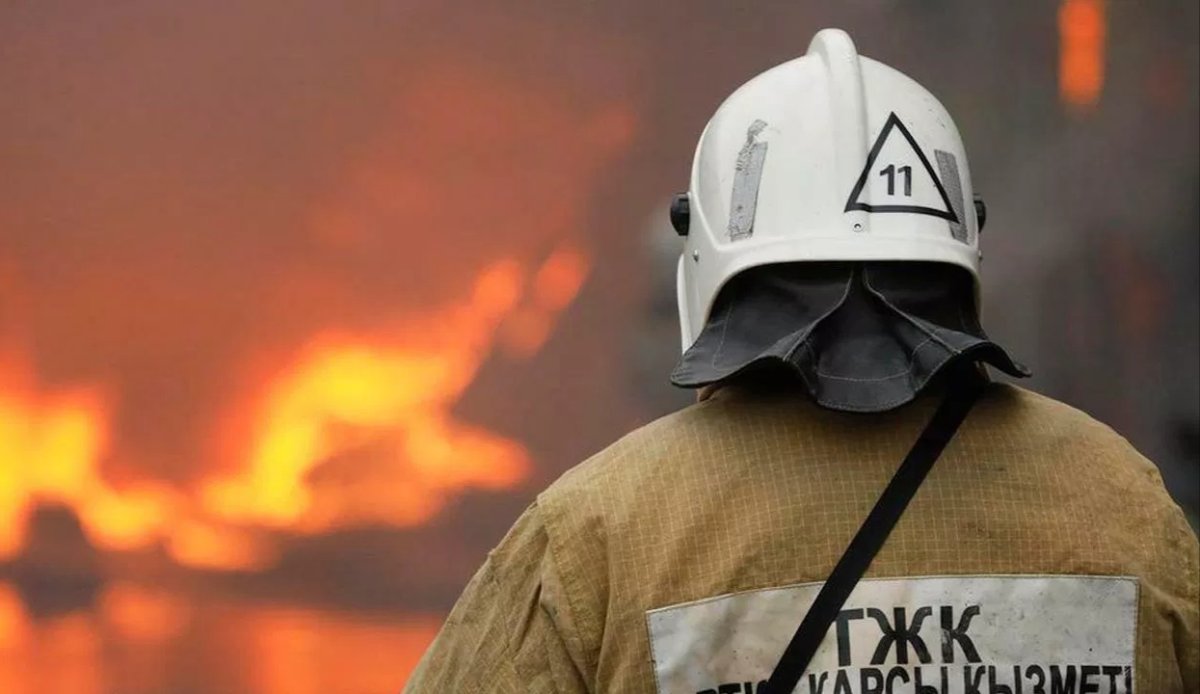 Массовая эвакуация при пожаре в Сатпаеве: спасены 8 детей