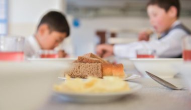 "Дают одни помои": на школьное питание жалуются родители в Уральске