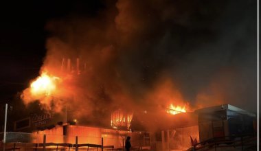 Крупный пожар произошёл на Шымбулаке в Алматы