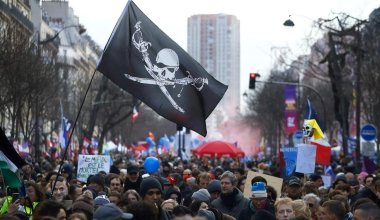 Протесты против пенсионной реформы снова проходят во Франции