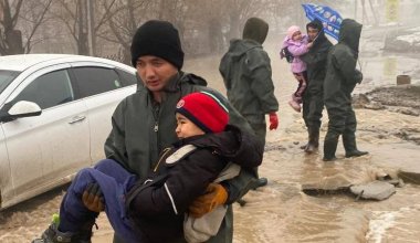 Потопы на юге Казахстана: людей скоропостижно эвакуируют