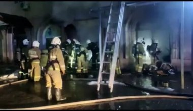 В центре Шымкента сгорел магазин (видео)