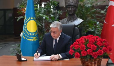 Президент Казахстана оставил запись в книге соболезнований в посольстве Турции