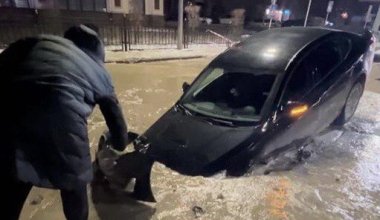 Машины провалились в яму в Караганде - компанию депутата оштрафовали