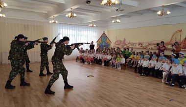 Вооружённые люди провели занятия в детсадах и школах России