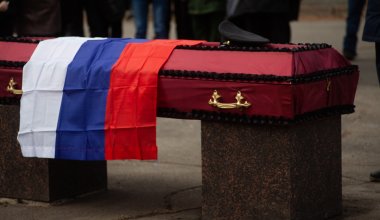 В аэропорт в России прибыло около 100 гробов с телами погибших в Украине