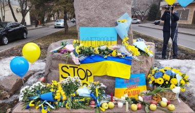 Год войны: алматинцы возложили цветы к памятнику Шевченко