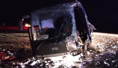 Следовавший в Казахстан автобус столкнулся с грузовиком на Алтае - есть погибшие