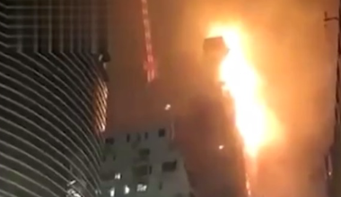 Пожар вспыхнул в строящемся 42-этажном отеле в Гонконге
