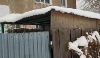 В Карагандинской области не могут устранить водопроводную аварию из-за забора и беседки