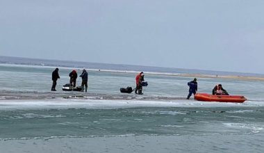На Капшагае 12 рыбаков на льдине унесло от берега