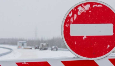 Движение закрыли на дорогах в двух областях Казахстана из-за непогоды