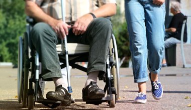 Брала взятки с людей с инвалидностью: чиновницу наказали на 36 млн тенге в Актобе