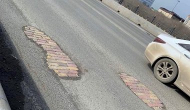 Нанотехнологии: ямы на дорогах в Атырау "отремонтировали" кирпичами