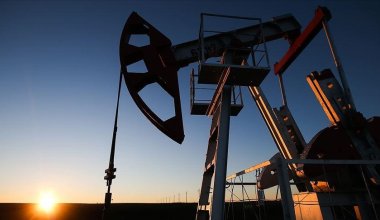 Цена нефти Brent упала ниже 75 долларов впервые с 2021 года