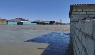 В Актюбинской области вода прорвала защитную насыпь
