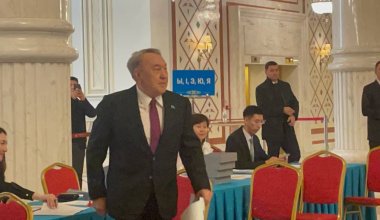 Гражданский долг по-назарбаевски: экс-президент проголосовал и убежал от СМИ