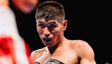 Казахстанский боксер защитил пояс в бою с тремя нокдаунами