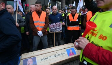 Гроб с портретом Греты Тунберг к зданию ЕС принесли польские шахтеры