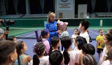 По 2,5 млн тенге раздала Елена Рыбакина юным теннисисткам Казахстана