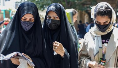 Власти Ирана обещают "беспощадно" преследовать женщин без хиджаба