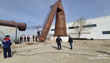 Огромная труба согнулась из-за ветра в Кызылординской области