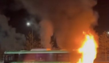 В Алматы сгорел пассажирский автобус (ВИДЕО)