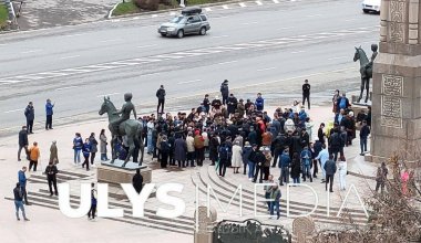 Митинг против результатов парламентских выборов проходит в Алматы