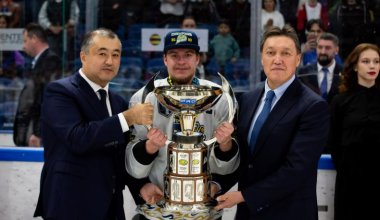 "Исчезнувший" после Кантара Мамин наградил хоккеистов в Ташкенте