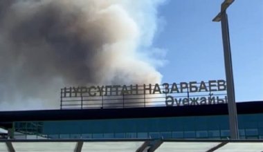 Дым возле аэропорта Астаны: спасатели тушат горящий камыш