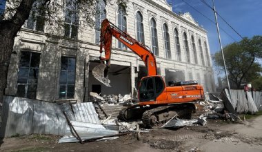 Крупный ресторан снесли в Алматы