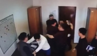 Замначальника полиции начал избивать подчиненного в Актау. Видео обсуждают в сети