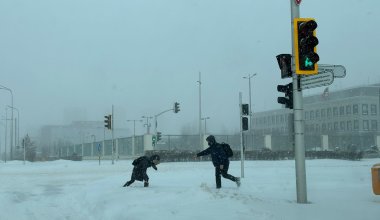 Метель и снегопад в Астане: коммунальные службы не справляются