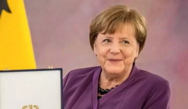 Меркель вручили высшую награду Германии
