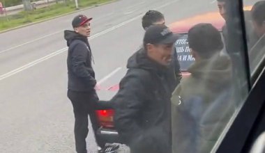 Несколько агрессивных парней напали на водителя автобуса в Алматы